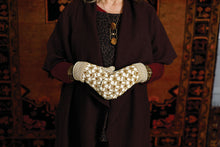 Load image into Gallery viewer, Herati Mittens